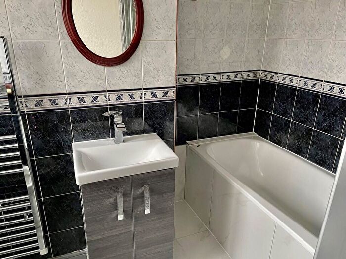 2 Bedroom Flat To Rent In Cobham Road, Westcliff-On-Sea, Essex, SS0