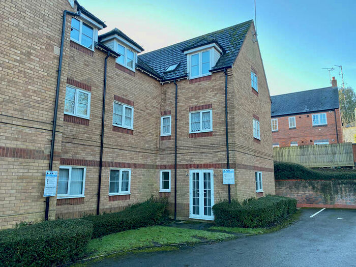 2 Bedroom Flat To Rent In The Cloisters, Daventry, Northants, NN11 4gb.