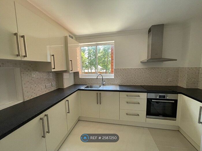 2 Bedroom Flat To Rent In The Gables, London, N12