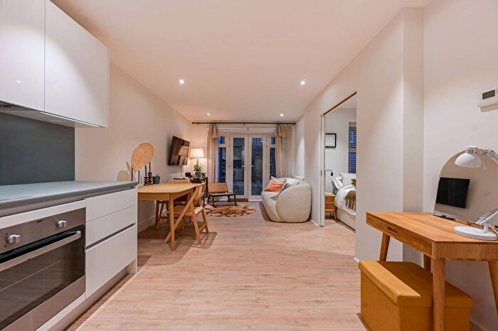 1 Bedroom Flat To Rent In Havilland Mews, Shepherd's Bush, London, W12