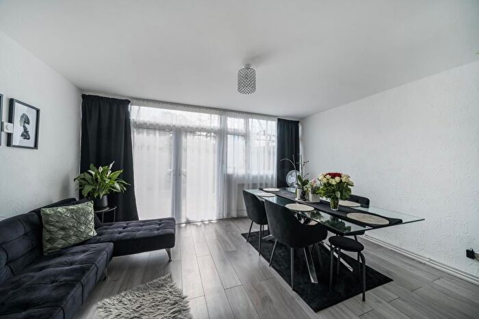 2 Bedroom Flat To Rent In Leeming Road, Borehamwood, WD6