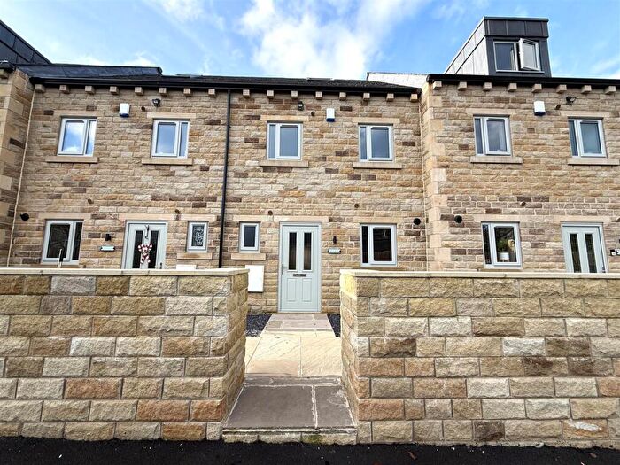 4 Bedroom Town House To Rent In Bluebell Close, Bailiff Bridge, Brighouse, HD6