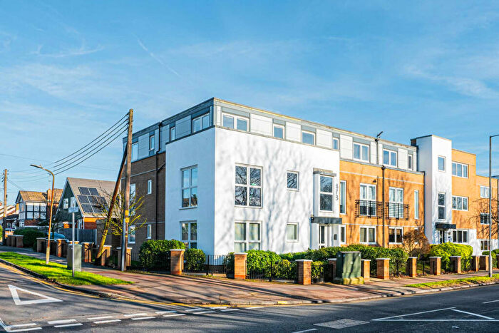 2 Bedroom Apartment For Sale In Rayleigh Road, Leigh-on-sea, SS9