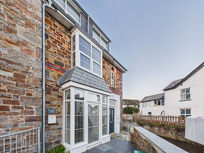 2 Bedroom Flat For Sale In Bridge Street, Stratton, EX23