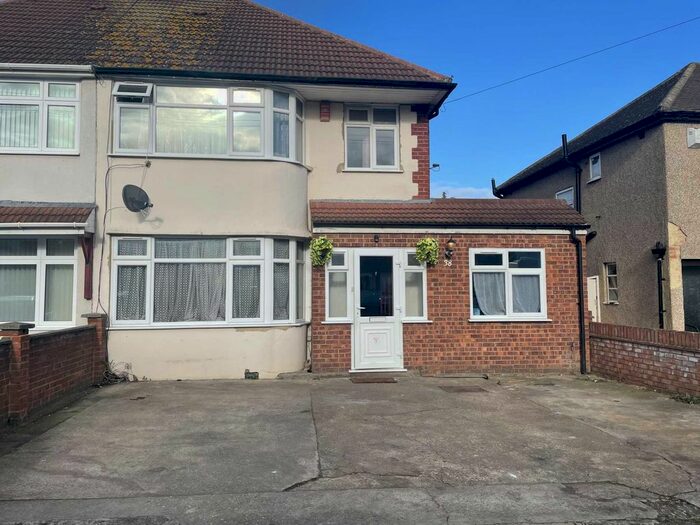 4 Bedroom Semi-Detached House To Rent In Spencer Avenue, Hayes, UB4