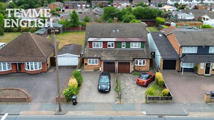 3 Bedroom Semi-Detached House For Sale In Bromfords Drive, Wickford, SS12