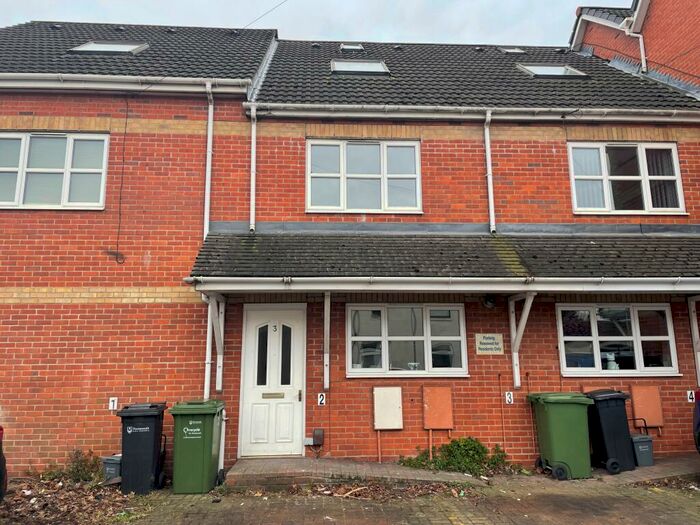 4 Bedroom Town House To Rent In New Road East, Copnor, Portsmouth, PO2
