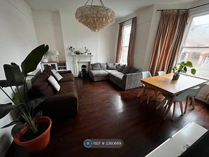 2 Bedroom Flat To Rent In Woodside, Wimbledon, SW19