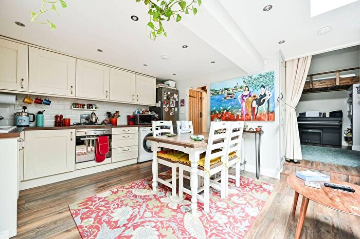 2 Bedroom Flat To Rent In Munster Road, Fulham, London, SW6