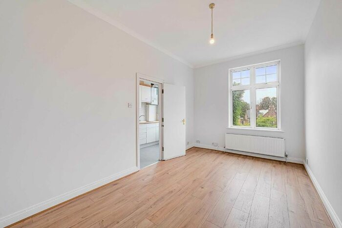 2 Bedroom Flat To Rent In Uxbridge Road, London, W12
