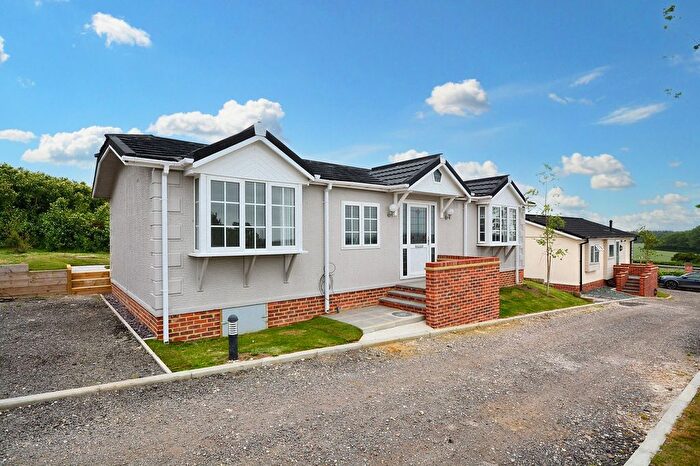 2 Bedroom Mobile/park Home For Sale In Yew Tree Park Home, Charing, TN27