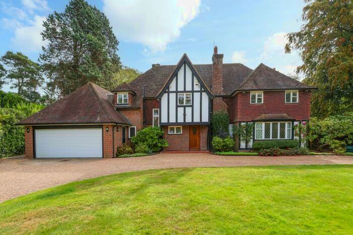 Detached House To Rent In The Fairway, Weybridge, Surrey, KT13