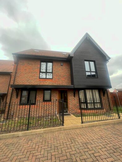 5 Bedroom Detached House To Rent In Torrance Close, Hornchurch, RM11
