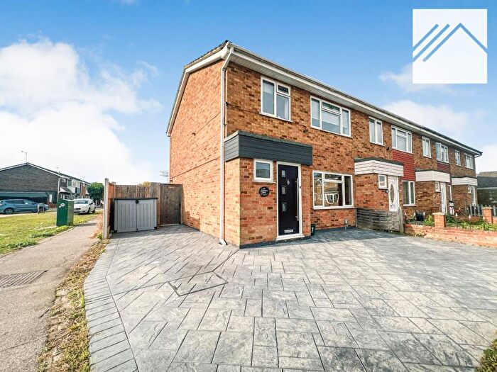 3 Bedroom Semi-Detached House For Sale In Harvest Road, Canvey Island, SS8