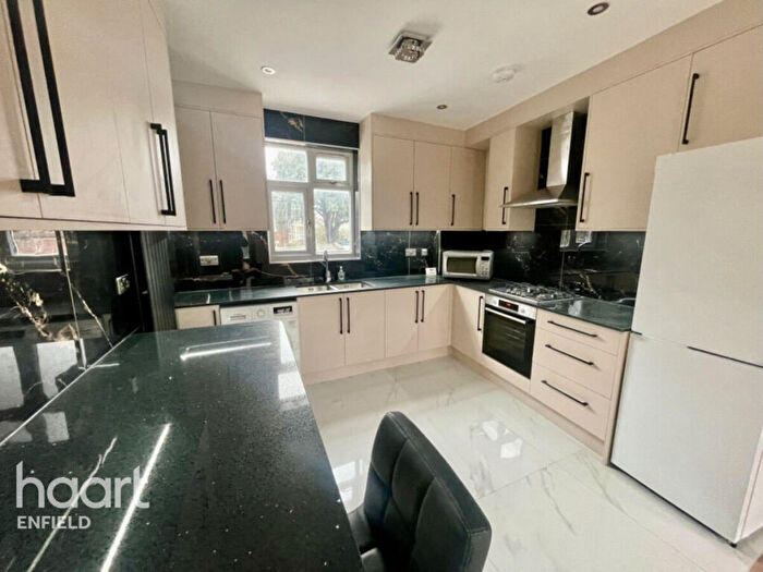 3 Bedroom Apartment To Rent In Crown Lane, London, N14