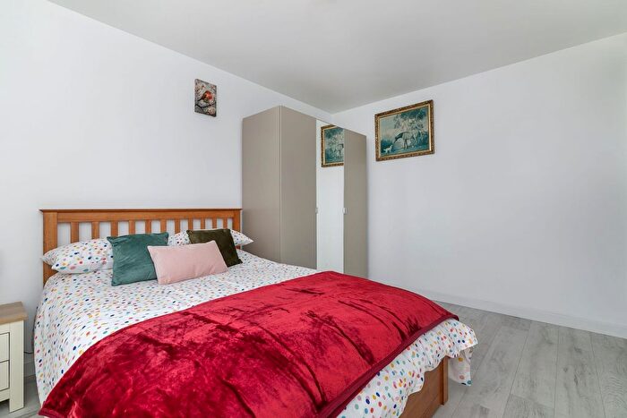 2 Bedroom Flat To Rent In Hn, IG6