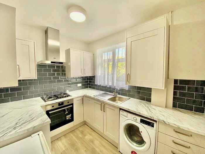2 Bedroom Flat To Rent In Churchfields, South Woodford, E18