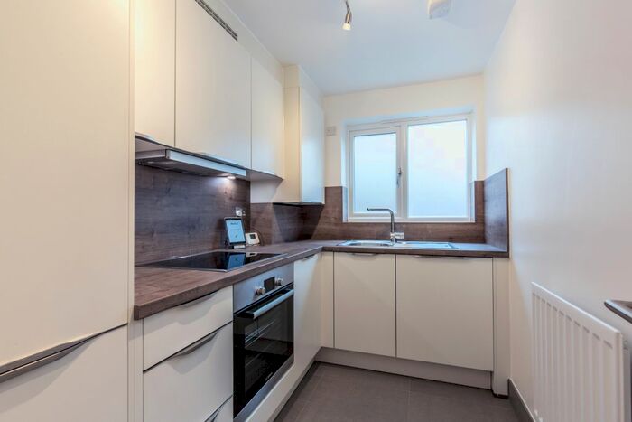 Studio To Rent In The Limes Avenue, London, N11