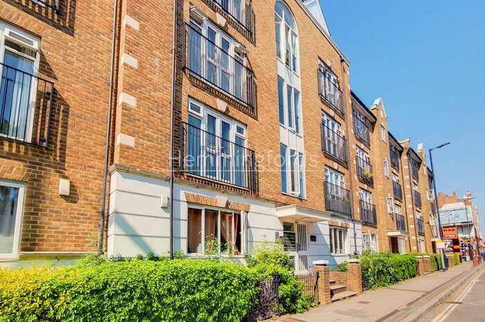 2 Bedroom Flat To Rent In Riddell Court, Albany Road, SE5