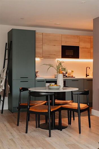 1 Bedroom Flat For Sale In Roebuck Close, Reigate, RH2