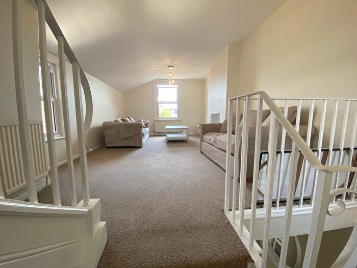 2 Bedroom Flat To Rent In Lucien Road, Tooting Bec, SW17