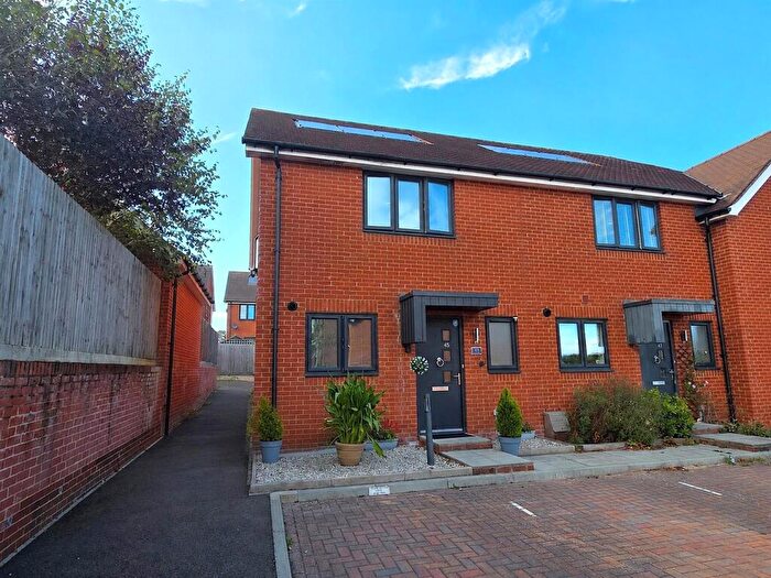 2 Bedroom End Of Terrace House For Sale In Claypit Copse, Bursledon, Southampton, SO31