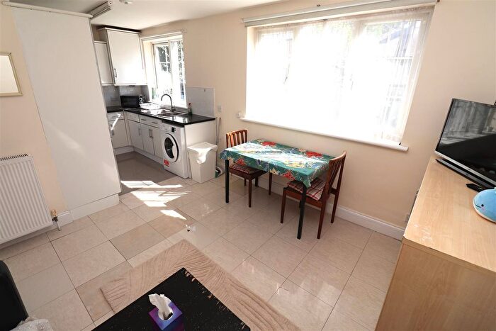 2 Bedroom Flat To Rent In North End Road, London, NW11