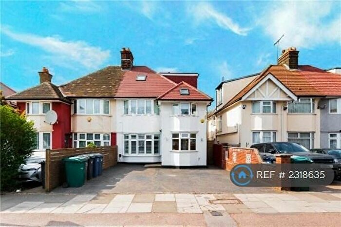 3 Bedroom Flat To Rent In The Vale, London, NW11