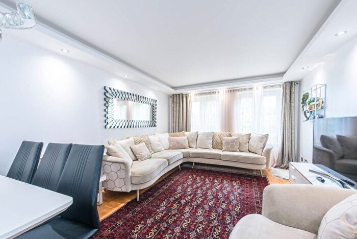 2 Bedroom Flat To Rent In Dover Close, Cricklewood, London, NW2