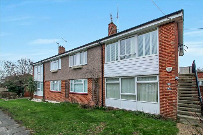 2 Bedroom Flat For Sale In Treecot Drive, Leigh-On-Sea, Essex, SS9