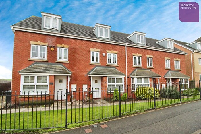 4 Bedroom Terraced House For Sale In Woodside Court, Leeds, LS10
