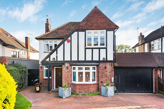 5 Bedroom Link Detached House For Sale In Parkway, London, N14
