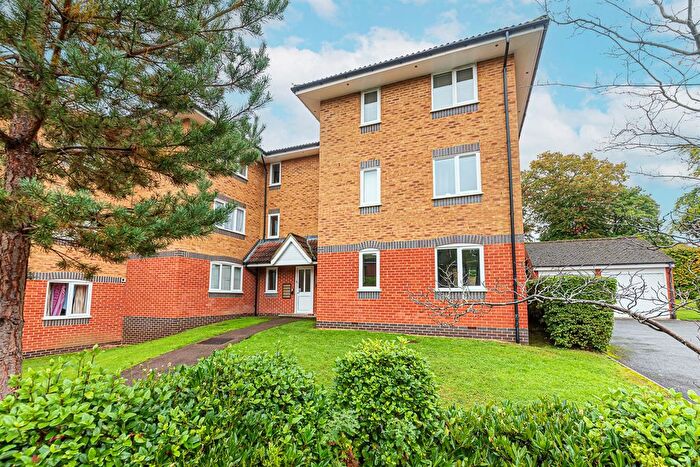2 Bedroom Flat To Rent In Masefield Gardens, Crowthorne, RG45