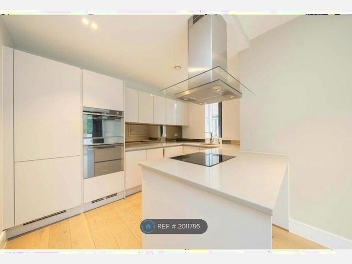 3 Bedroom Flat To Rent In Bishops Wood Court, London, N2