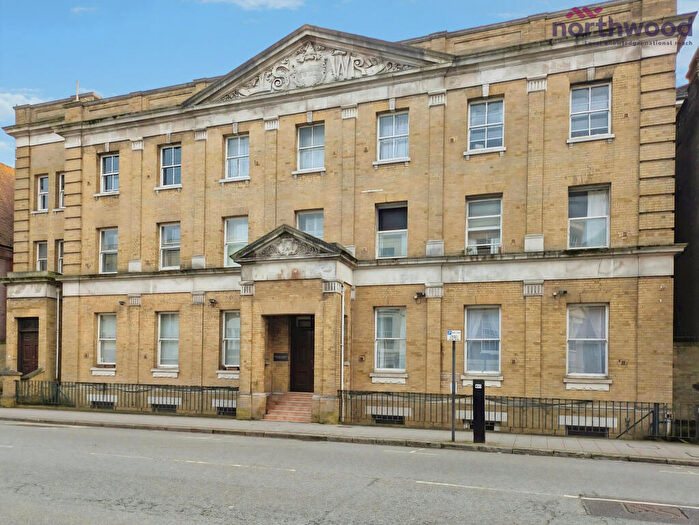 2 Bedroom Flat To Rent In Canute Road, Ocean Village, Southampton, SO14