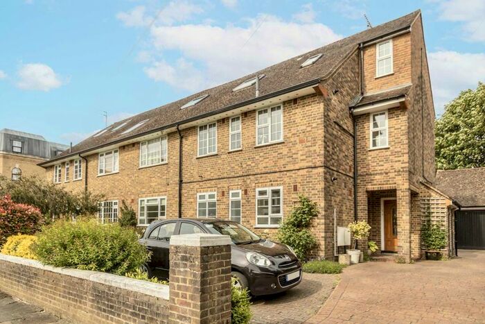 2 Bedroom Flat To Rent In Kent Drive, Teddington, TW11