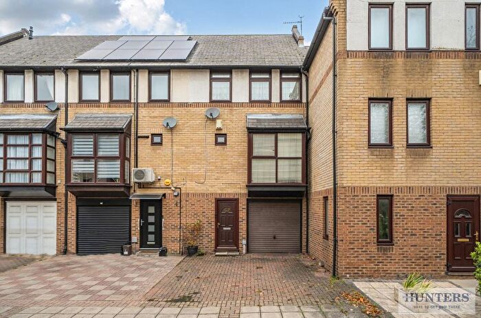 4 Bedroom Town House For Sale In Dolphin Close, Thamesmead, SE28