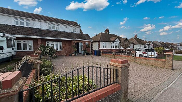 3 Bedroom Chalet For Sale In Princess Margaret Road, Linford, SS17