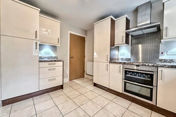 2 Bedroom Flat For Sale In Chandlers Ford, SO53
