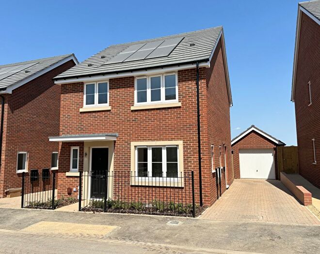 3 Bedroom Detached House To Rent In Observatory Road, Aldershot, GU11