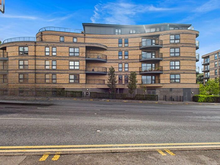 2 Bedroom Flat For Sale In Windsor Road, Slough, Berkshire, SL1