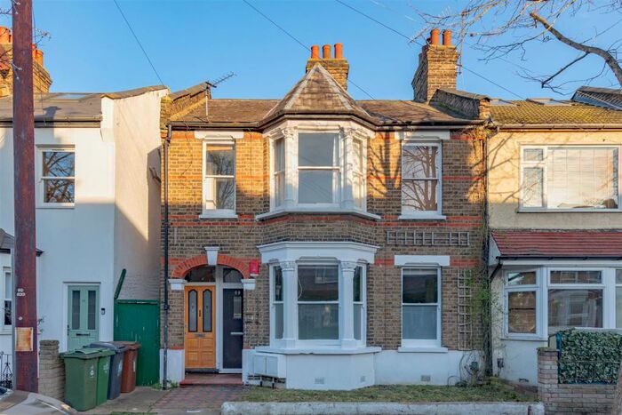 2 Bedroom Apartment To Rent In York Road, Walthamstow, E17