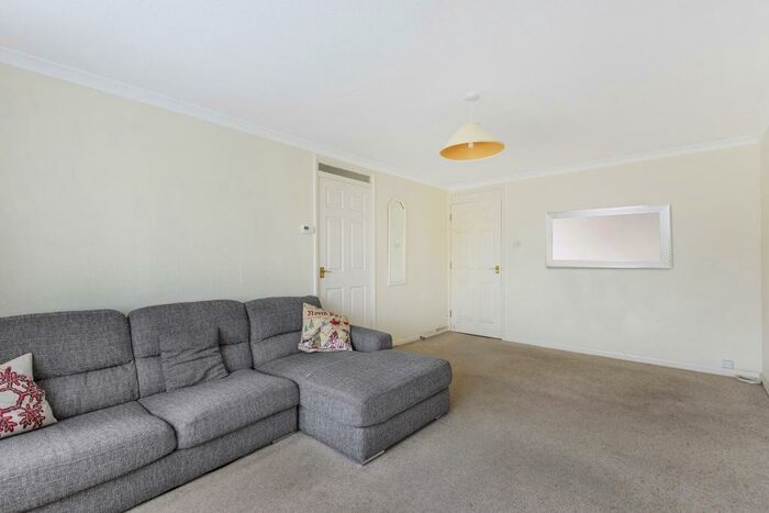 2 Bedroom Apartment To Rent In Bed Flat To Rent In Belvedere Gardens, West Molesey, KT8