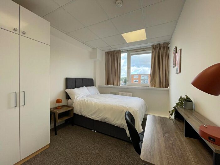 Apartment To Rent In Wilbury Villas -, S67