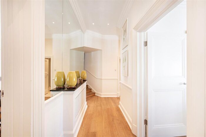2 Bedroom Flat For Sale In Walton Street, Knightsbridge, SW3