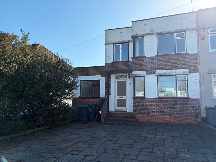 3 Bedroom End Of Terrace House For Sale In Benhurst Gardens, Selsdon, South Croydon, CR2