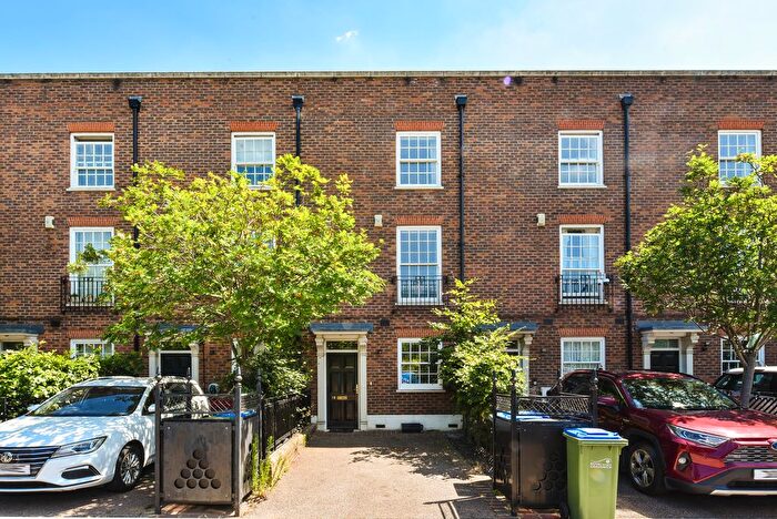 3 Bedroom Terraced House For Sale In Hastings Street, Woolwich, SE18