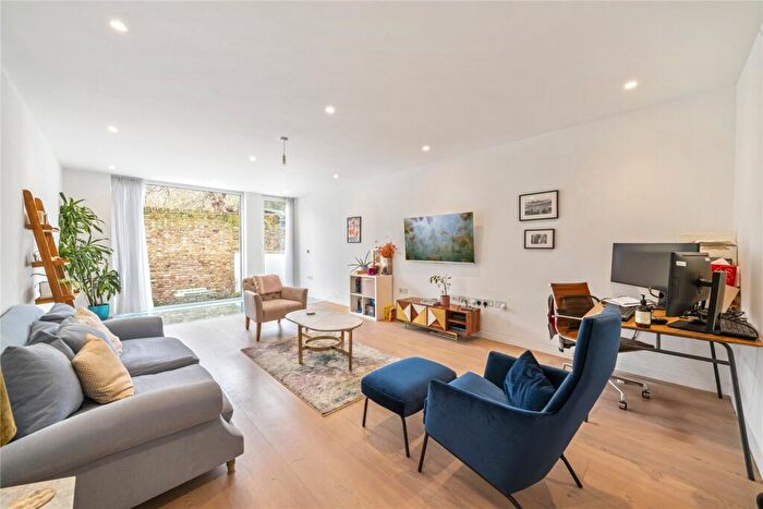 3 Bedroom Apartment To Rent In Corsica Street, London, N5