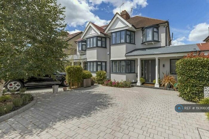 3 Bedroom Semi-Detached House To Rent In Glebe Gardens, New Malden, KT3