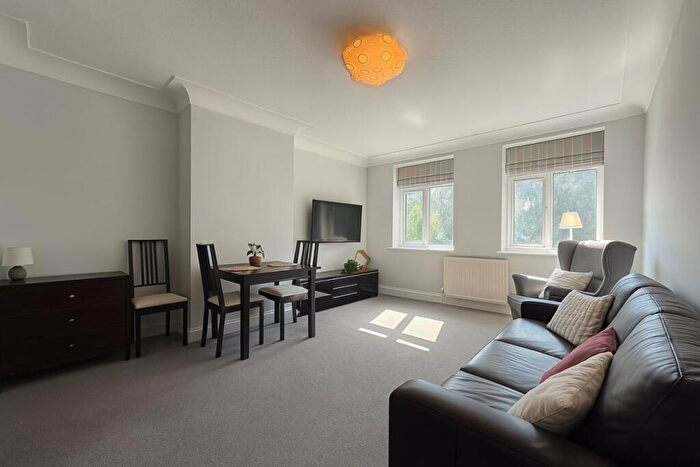 3 Bedroom Flat To Rent In Stonegate Road Leeds, LS6